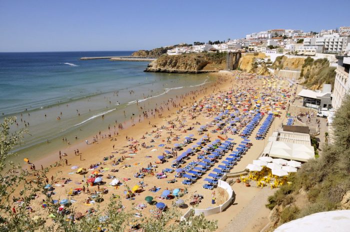 Albufeira algarve rua oura faro calle plunges brit praia erasmus plage